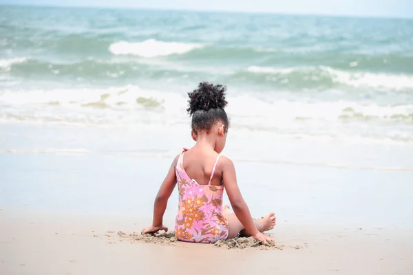 Lindo Escenario Para Niños Divertirse Playa Verano Arena Con Mar — Foto de Stock