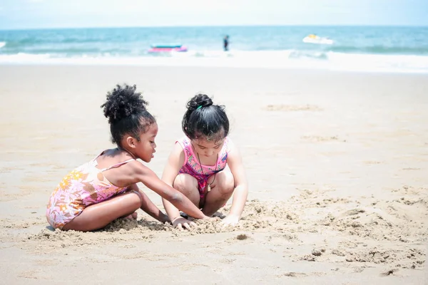 Lindos Niños Divierten Playa Verano Arena Con Mar Azul Feliz — Foto de Stock