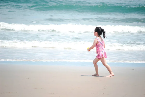 Pequeña Niña Linda Divirtiéndose Verano Arenoso Con Mar Azul Feliz — Foto de Stock