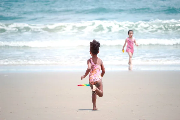 Pequeña Niña Linda Divirtiéndose Verano Arenoso Con Mar Azul Feliz — Foto de Stock