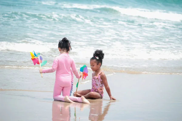 Dos Niñita Linda Divirtiéndose Verano Arenoso Con Mar Azul Felices — Foto de Stock