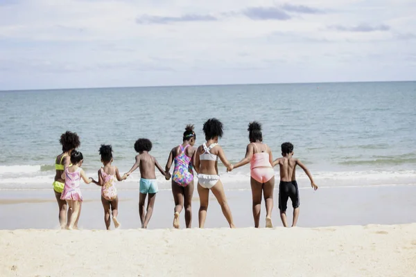 Grupo Ocho Niños Niñas Tomados Mano Una Línea Que Corre — Foto de Stock