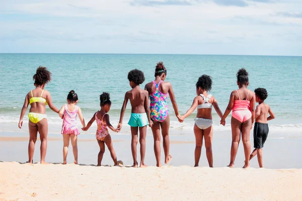 Grupo Ocho Niños Niñas Tomados Mano Una Línea Que Corre — Foto de Stock