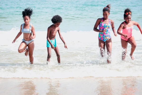 Grupo Niños Niñas Corriendo Haciendo Salpicaduras Aguas Marinas Poco Profundas — Foto de Stock