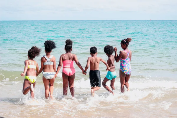 Grupo Niños Niñas Tomados Mano Una Línea Corriendo Haciendo Salpicaduras — Foto de Stock