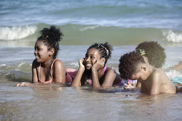 Grupo Niños Niñas Acuestan Aguas Poco Profundas Lindos Niños Divierten —  Fotos de Stock