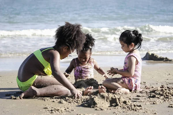 Tatlı Çocuklar Kumlu Yazda Mavi Denizle Eğleniyorlar Mutlu Kız Kardeş — Stok fotoğraf