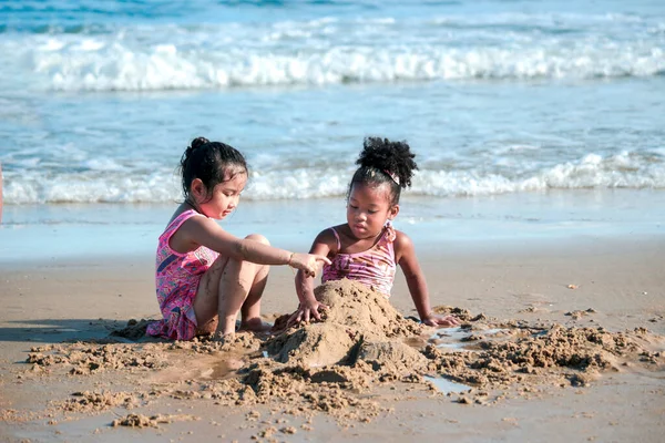 Lindos Niños Divierten Playa Verano Arena Con Mar Azul Feliz — Foto de Stock