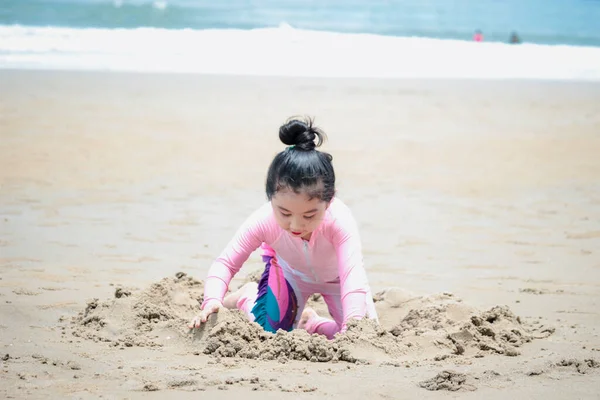 Lindo Niño Que Divierte Playa Verano Arena Con Mar Azul — Foto de Stock