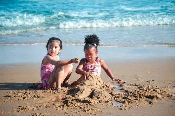 Lindos Niños Divierten Playa Verano Arena Con Mar Azul Feliz — Foto de Stock