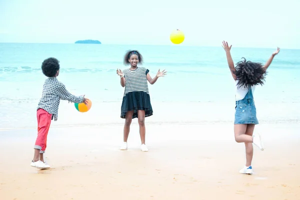 Lindos Grupos Niños Divirtiéndose Juntos Playa Verano Arena Con Mar — Foto de Stock