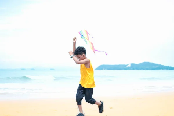 Милий Хлопчик Розважається Піщаному Літньому Пляжі Блакитним Морем Щасливий Хлопчик — стокове фото