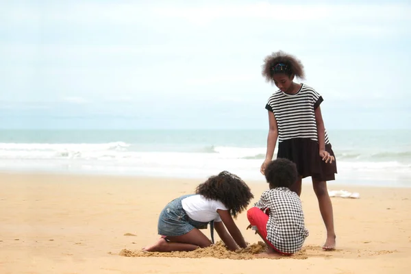 Tatlı Çocuklar Kumlu Yaz Kumsalında Mavi Denizle Birlikte Eğleniyorlar Mutlu — Stok fotoğraf