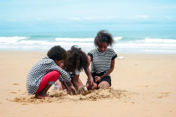 Lindos Niños Divirtiéndose Juntos Playa Verano Arena Con Mar Azul — Foto de Stock