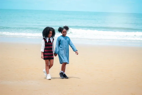 Lindos Niños Divirtiéndose Juntos Playa Verano Arena Con Mar Azul — Foto de Stock