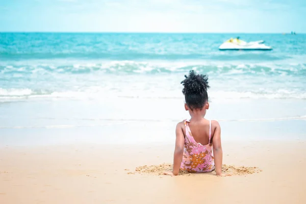 Şirin Bir Çocuk Kumlu Sahilde Mavi Denizle Eğleniyor Tropikal Sahilde — Stok fotoğraf