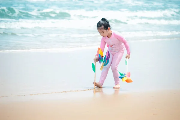 Linda Niña Asiática Que Divierte Con Molino Viento Papel Playa — Foto de Stock