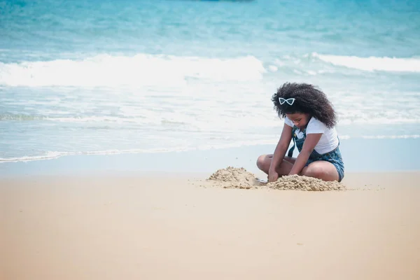 Schattig Kind Meisje Hebben Plezier Zandige Zomer Strand Met Blauwe — Stockfoto