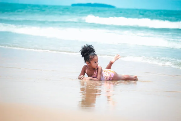 Chica Afroamericana Acuesta Playa Arena Lindo Niño Divirtiéndose Playa Verano — Foto de Stock