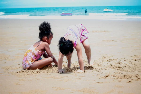 Niñas Lindas Que Divierten Verano Arenoso Con Mar Azul Amigos — Foto de Stock