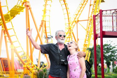 Yaşlı çiftler yaz tatilinde lunaparkta vakit geçiriyorlar, yaşlılar lunaparkta takılıyor ve eğleniyorlar..