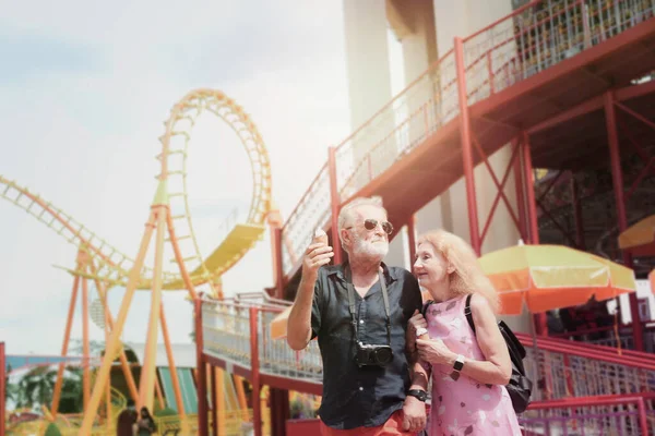 Ältere Paare Verbringen Sommerwochenende Gemeinsam Zeit Freizeitpark Senioren Hängen Und — Stockfoto