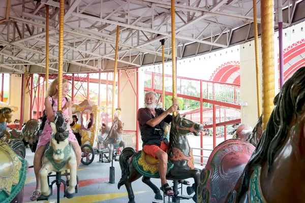 Ältere Paare Verbringen Wochenende Zeit Miteinander Freizeitpark Senioren Hängen Herum — Stockfoto