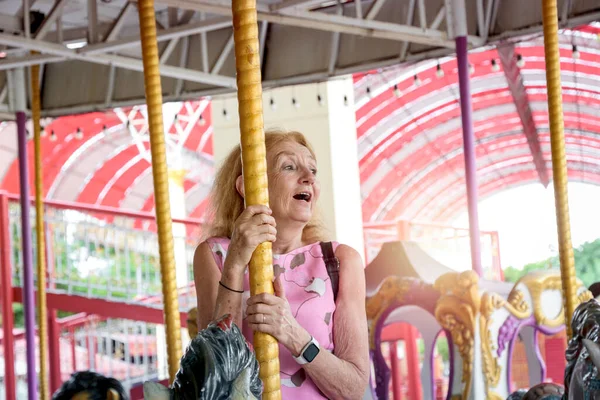 Senioren Verbringen Wochenende Zeit Freizeitpark Seniorinnen Hängen Herum Und Amüsieren — Stockfoto