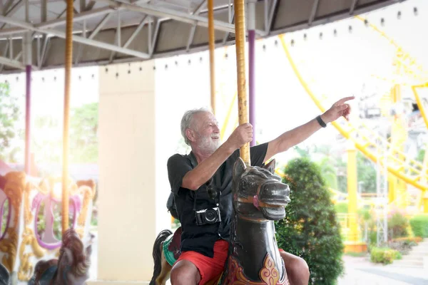 Senioren Verbringen Wochenende Zeit Freizeitpark Senioren Hängen Herum Und Amüsieren — Stockfoto