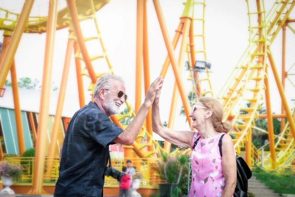 Ältere Paare Verbringen Sommerwochenende Gemeinsam Zeit Freizeitpark Senioren Hängen Und — Stockfoto