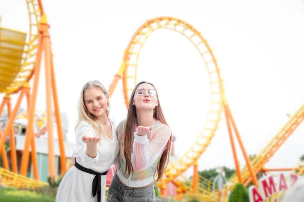 Zwei Hübsche Teenager Mädchen Verbringen Wochenende Zeit Miteinander Freizeitpark Eine — Stockfoto