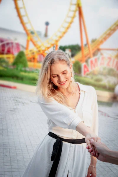 Bella Ragazza Adolescente Trascorrere Del Tempo Parco Tema Fine Settimana — Foto Stock