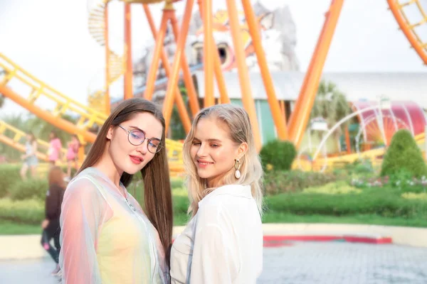 Két Szeretetteljes Tinédzser Lány Együtt Tölti Idejét Vidámparkban Nyári Hétvégén — Stock Fotó