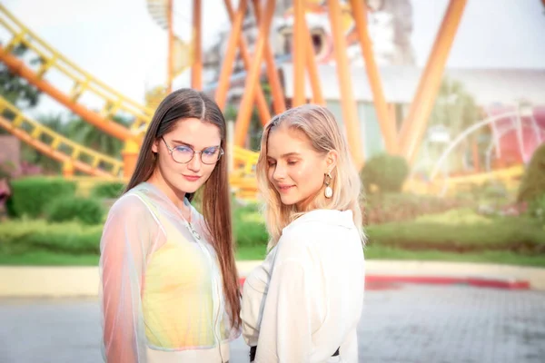 Zwei Liebevolle Teenager Mädchen Verbringen Sommerwochenende Zeit Miteinander Freizeitpark Schöne — Stockfoto