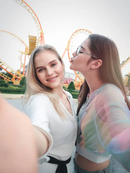 Dos Chicas Adolescentes Que Pasan Tiempo Juntas Parque Temático Fin — Foto de Stock