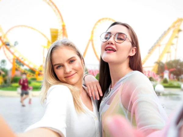 Zwei Teenager Mädchen Verbringen Wochenende Zeit Miteinander Freizeitpark Schöne Junge — Stockfoto