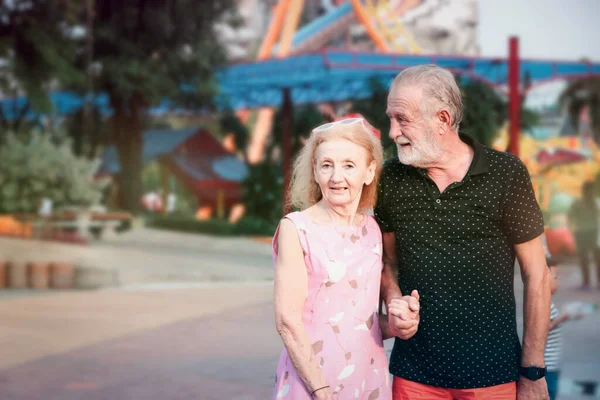 Ältere Paare Verbringen Sommerwochenende Zeit Miteinander Freizeitpark Senioren Hängen Herum — Stockfoto