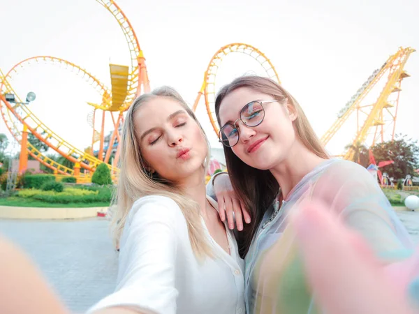 Zwei Teenager Mädchen Verbringen Wochenende Zeit Miteinander Freizeitpark Schöne Junge — Stockfoto