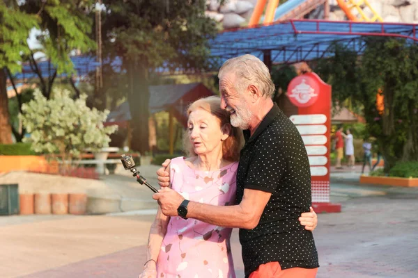 Ältere Paare Verbringen Sommerwochenende Zeit Miteinander Freizeitpark Senioren Hängen Herum — Stockfoto