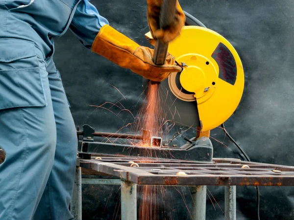 Güvenlik Maskesi Miğfer Çelik Kesen Güvenli Gözlük Takan Endüstriyel Işçiler — Stok fotoğraf