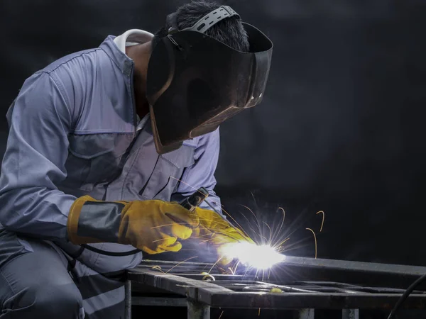 Fabrikada Güvenlik Maskesi Kask Metal Kaynaklama Gözlüğü Takan Endüstriyel Işçiler — Stok fotoğraf