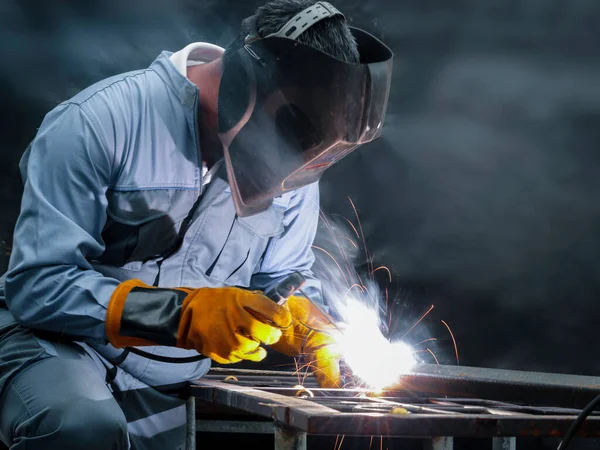 Fabrikada Güvenlik Maskesi Kask Metal Kaynaklama Gözlüğü Takan Endüstriyel Işçiler — Stok fotoğraf
