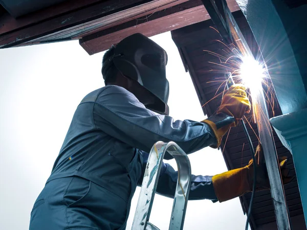 Fabrikada Güvenlik Maskesi Kask Metal Kaynaklama Gözlüğü Takan Endüstriyel Işçiler — Stok fotoğraf