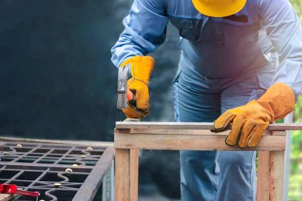 Trabalhador Usando Equipamentos Segurança Carpinteiro Segurando Martelo Para Reparação Manutenção — Fotografia de Stock