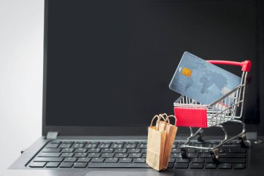  Sosyal uzaklık kavramı, kırmızı arka planda eski normal kağıt insanlar zinciri, mavi arka planda maske takan yeni normal kağıt kesiciler, virüsün yayılmasını önlemek için sosyal mesafeyi koru, enfeksiyon riski ve grip önleme