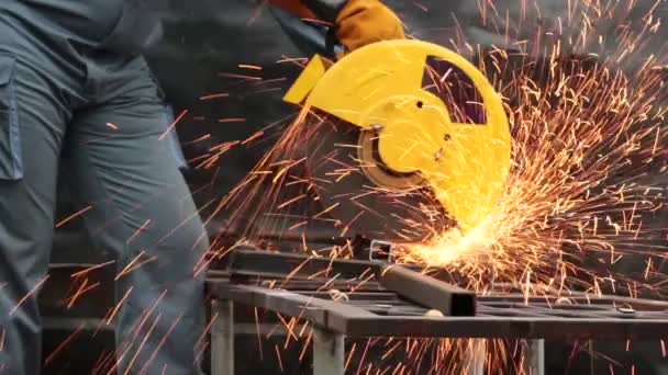 Industriearbeiter Mit Schutzhandschuhen Schneiden Stahl Oder Schweißen Metallkonstruktion Mit Feuer — Stockvideo