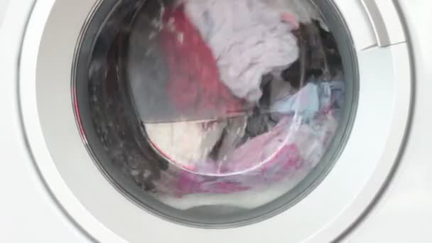 Waschmaschine Die Mit Rotierenden Kleidungsstücken Inneren Arbeitet Reinigungsprozess Mit Waschmaschine — Stockvideo