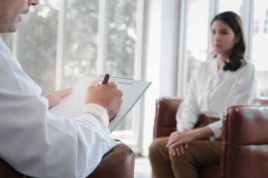 Depresyondaki hasta psikiyatrist ile görüşüyor, kadın üzgün, stresli ve üzgün, psikoloğun ve ruh sağlığı konseptinin yardımına ihtiyacı var.