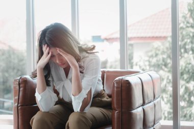 Depresyondaki hasta psikiyatrist ile görüşüyor, kadın üzgün, stresli ve üzgün, psikoloğun ve ruh sağlığı konseptinin yardımına ihtiyacı var.