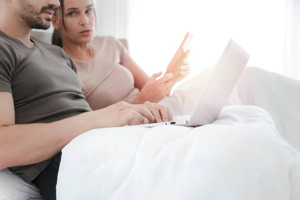 Casal Trabalhando Partir Quarto Homem Usando Computador Portátil Mulher Usando — Fotografia de Stock